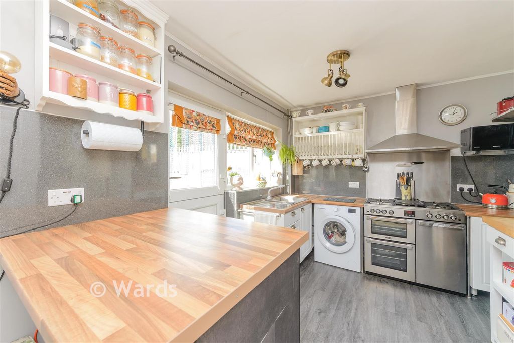 Property photo 3 of 10 Kitchen