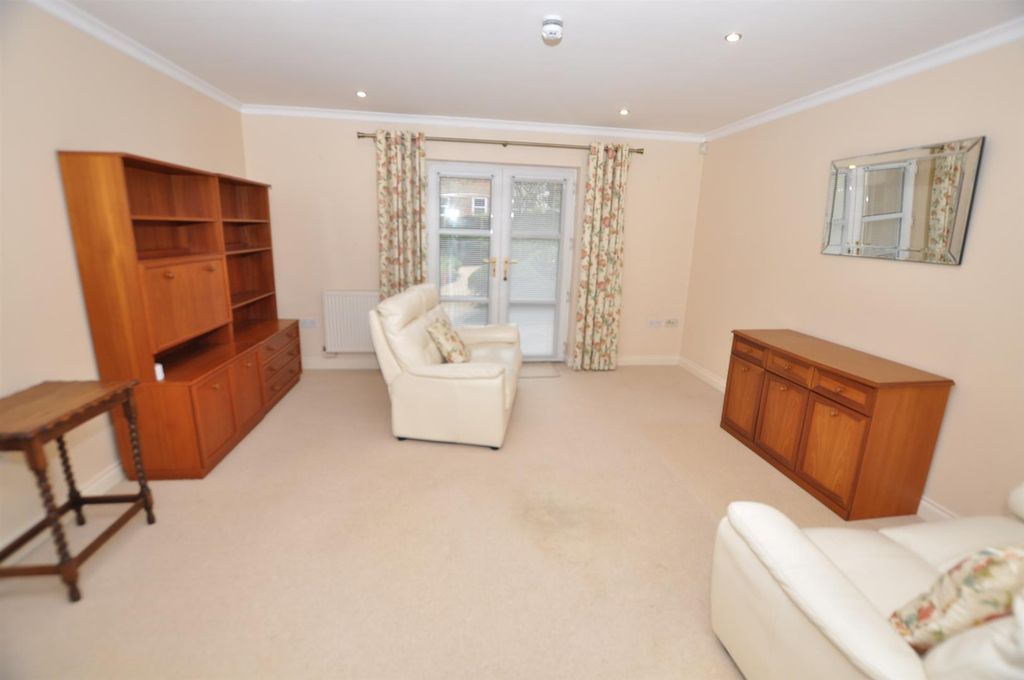 Property photo 3 of 10 Lounge