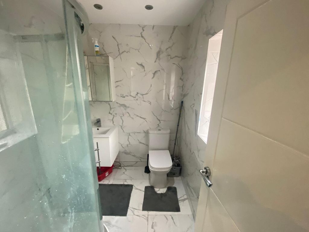 Property photo 3 of 7 Bathroom