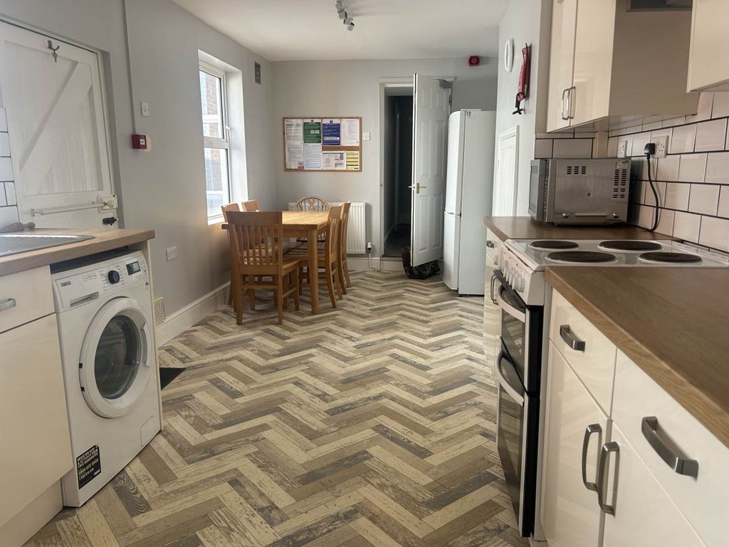 Property photo 3 of 13 Kitchen Diner