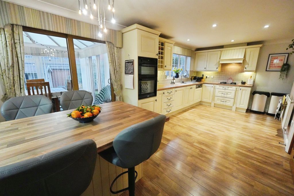 Property photo 2 of 27 Kitchen/Dining Room