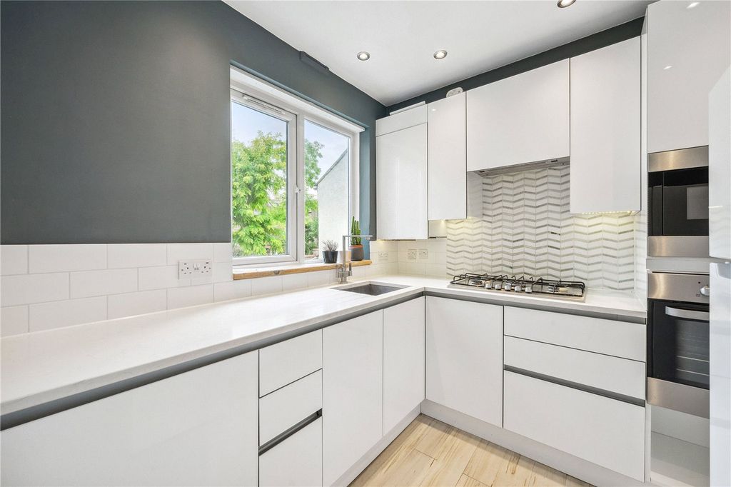 Property photo 2 of 10 Kitchen