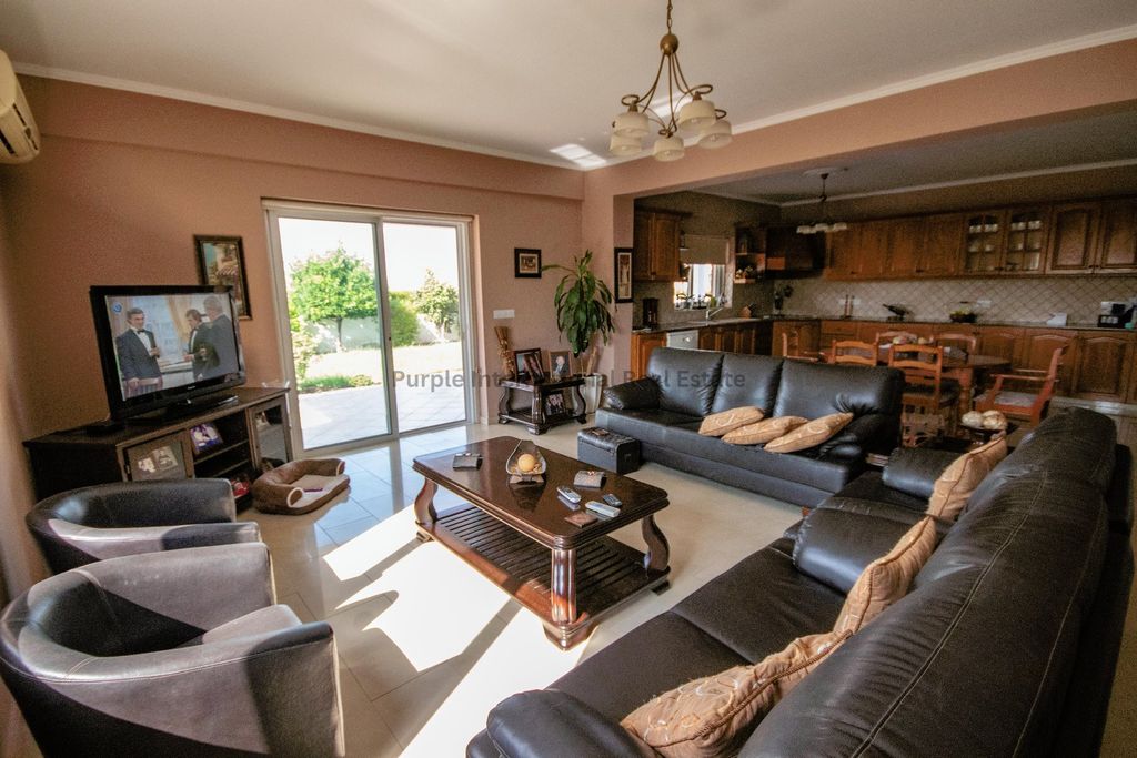 Property photo 2 of 27