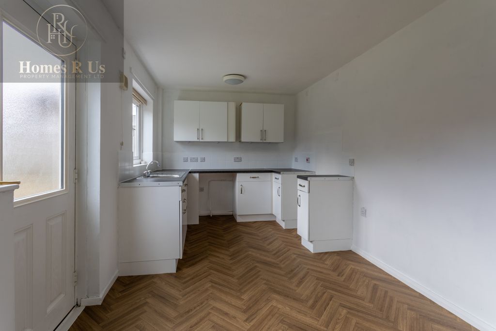 Property photo 3 of 10 6 Heathersett Gardens, Ng6 8Lh-0005