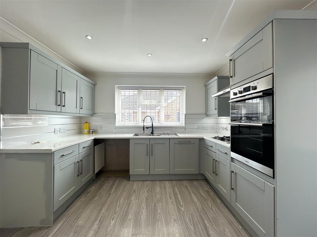 Property photo 2 of 9 Kitchen