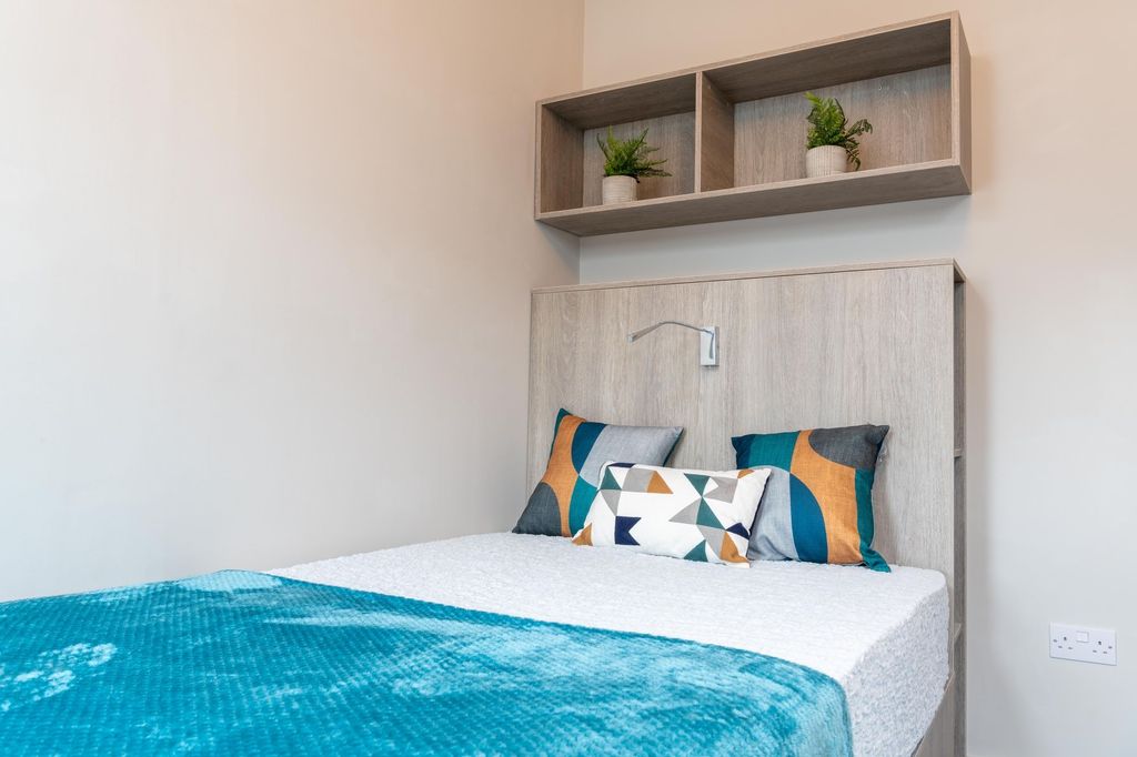 Property photo 2 of 6 A Bright And Welcoming Double Bedroom With A Clean...