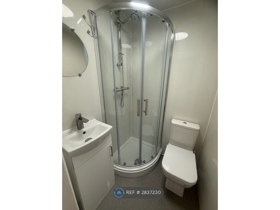 Property photo 2 of 5 Master En-Suite Room Bathroom