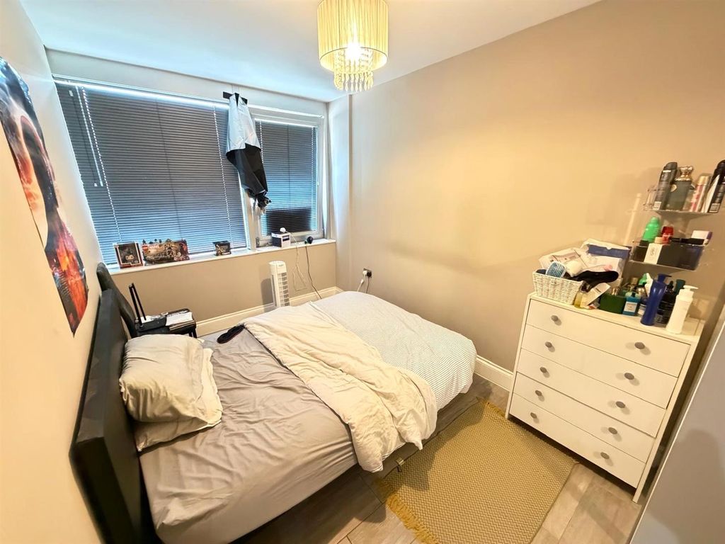 Property photo 1 of 6 Bedroom.Jpg