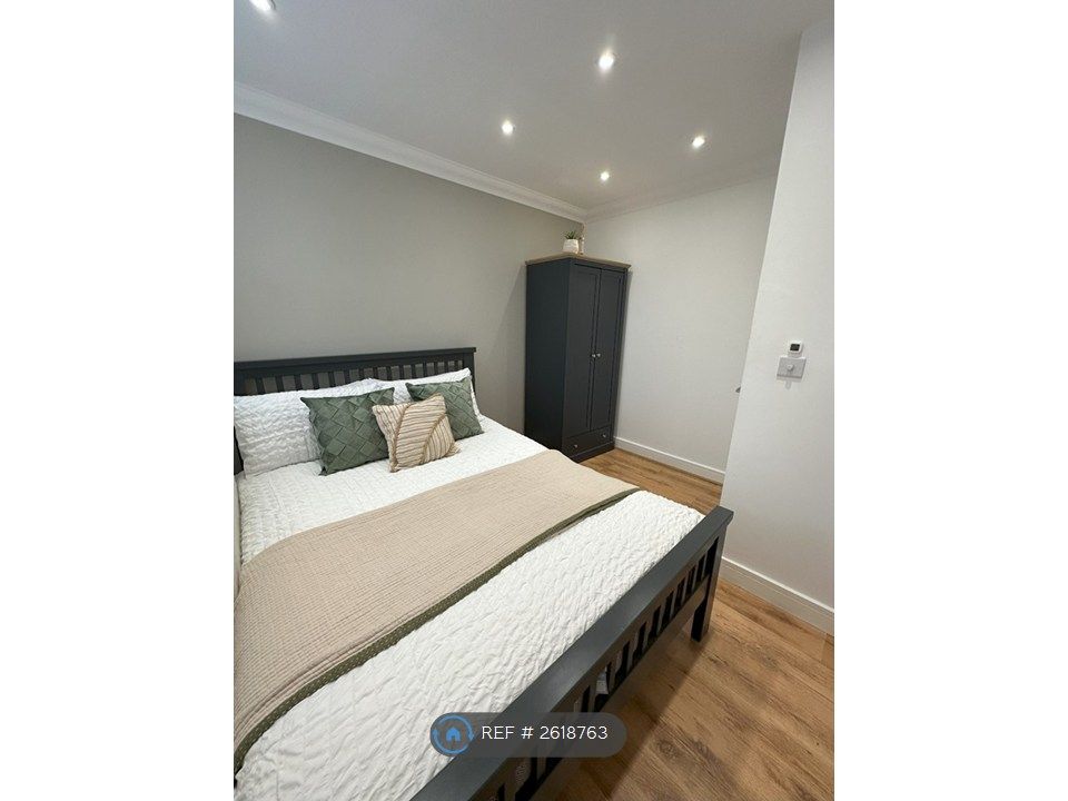 Property photo 1 of 8 Room 3
