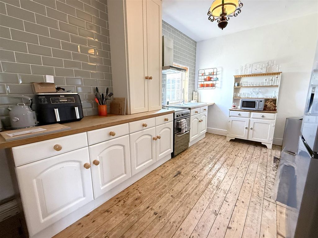 Property photo 2 of 21 Breakfast Kitchen