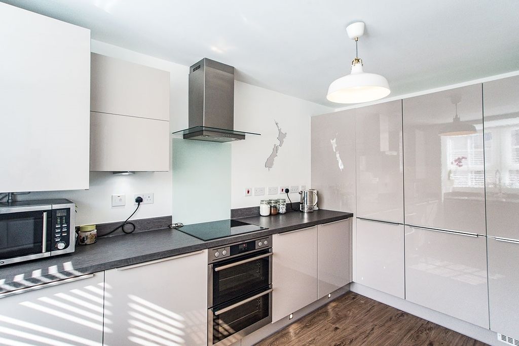 Property photo 3 of 12 Kitchen