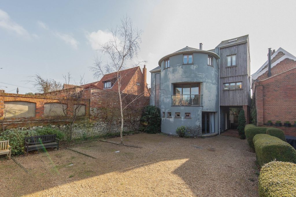 Property photo 2 of 21