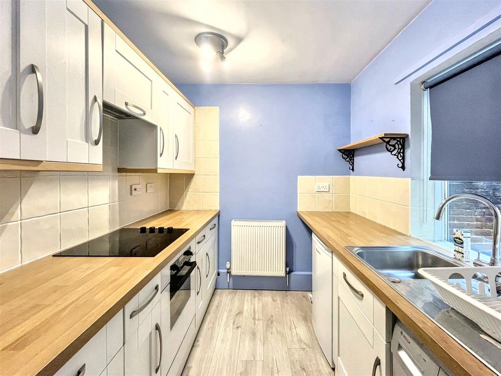 Property photo 3 of 6 Modern Kitchen