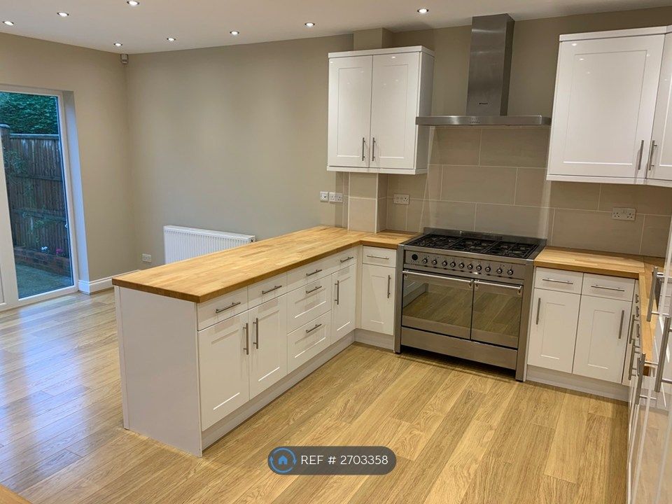 Property photo 3 of 18 Kitchen 1