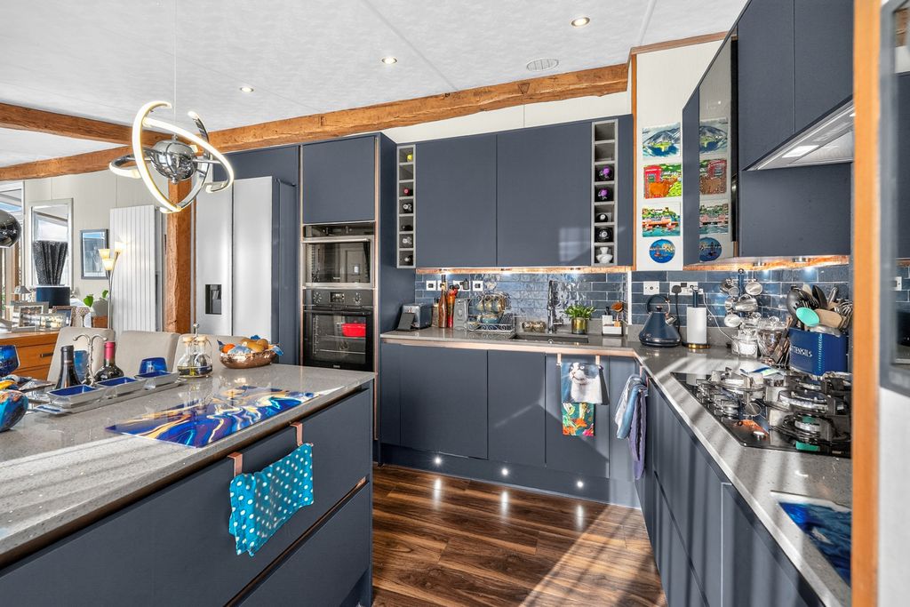 Property photo 3 of 17 Kitchen