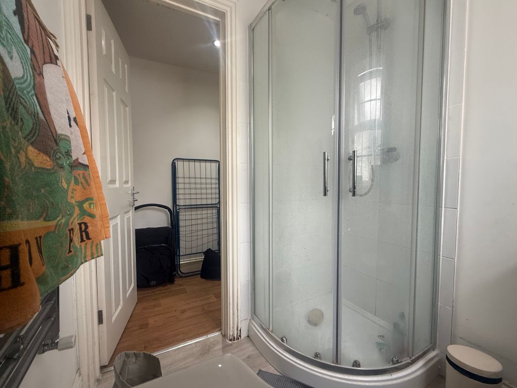 Property photo 3 of 13 Bathroom