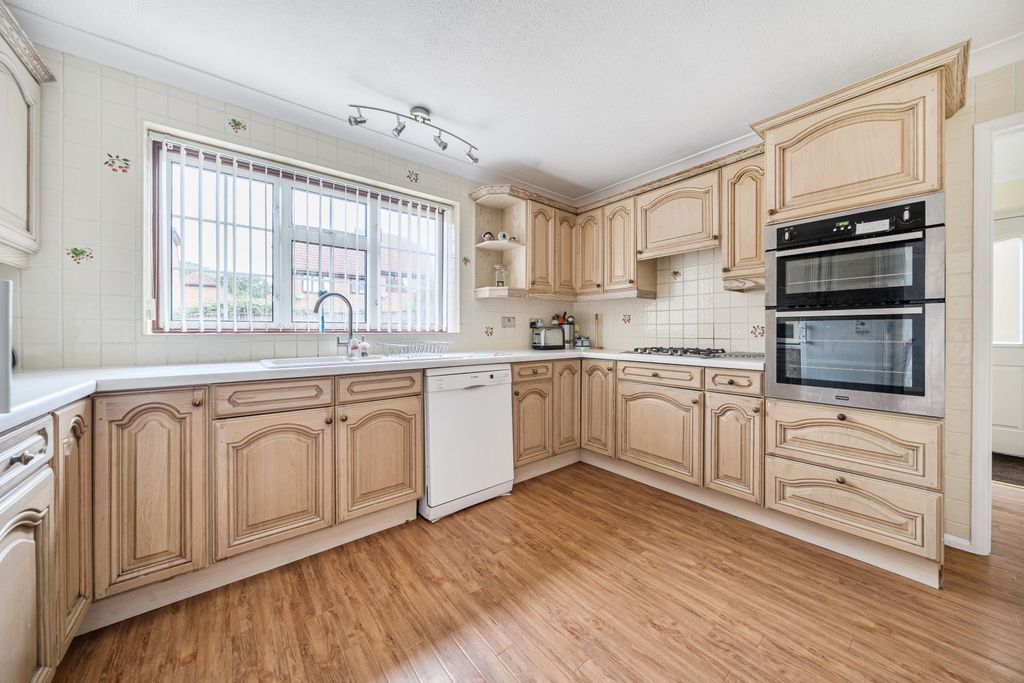 Property photo 3 of 19 Kitchen