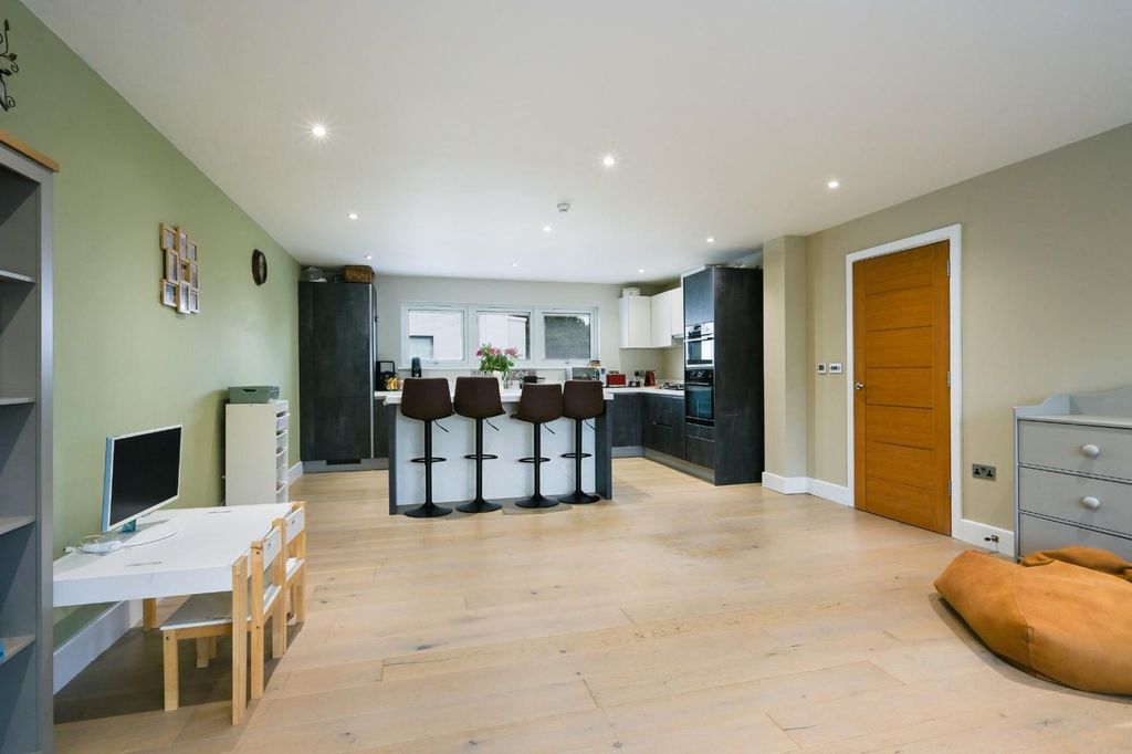Property photo 3 of 14 Oaks View