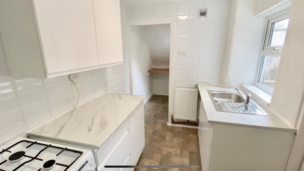 Property photo 3 of 7 Kitchen