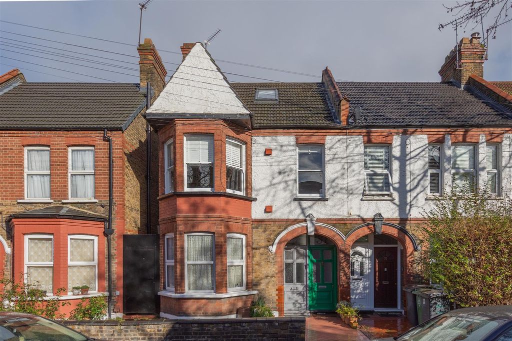 Property photo 1 of 32 Bloxhall Road, E10