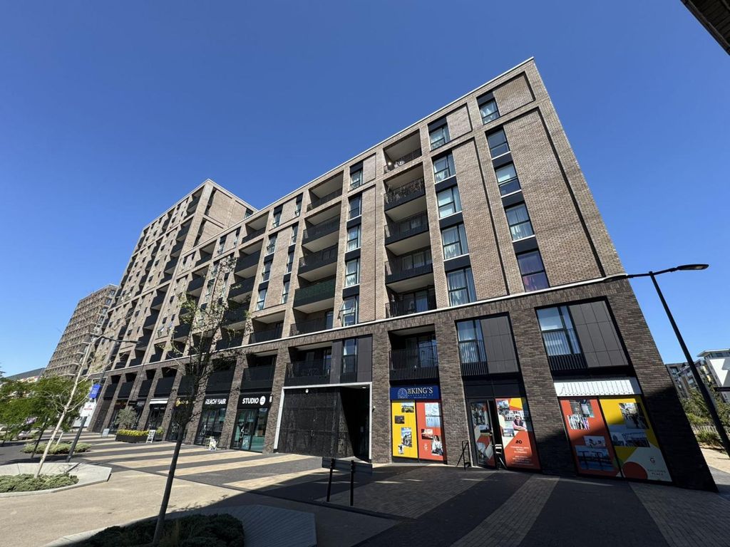 Property photo 1 of 9 Beautifully Maintained One-Bedroom Riverside Apartment In Cargo House – Just 2 Minutes From The University Of East London