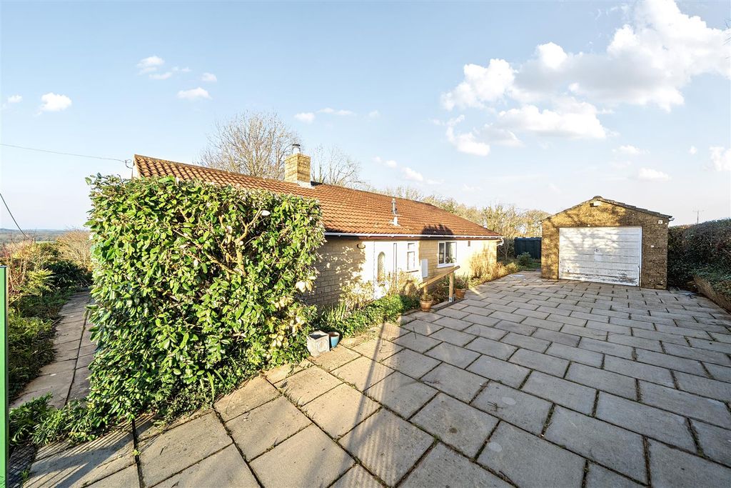 Property photo 2 of 17 1386745-8-69453601F25E6.Jpg