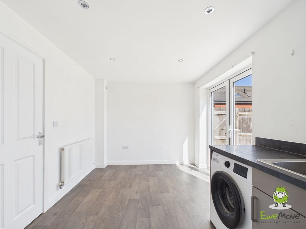 Property photo 3 of 17 Ewemove Basingstoke St Cross Road Kitchen