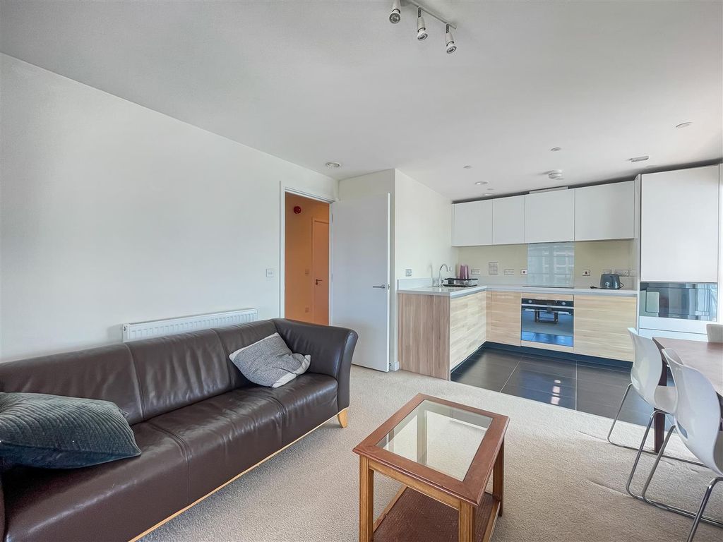Property photo 3 of 9 Living Space