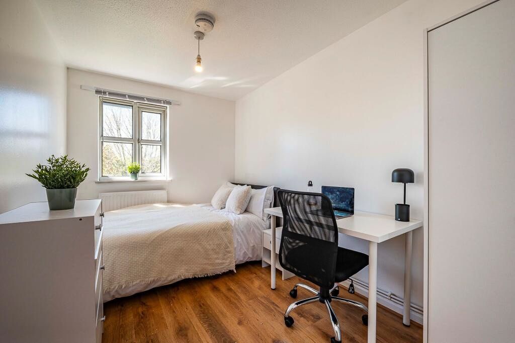 Property photo 2 of 9 Bright And Tidy Student Bedroom With A Cozy Double...