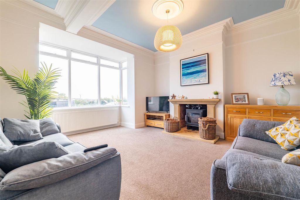 Property photo 2 of 44 Lounge