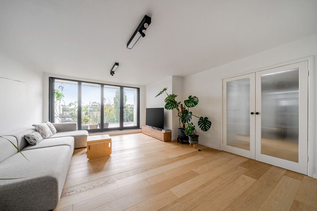 Property photo 2 of 20 1522141-15-6Aa94F...