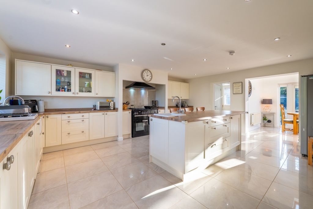 Property photo 2 of 23