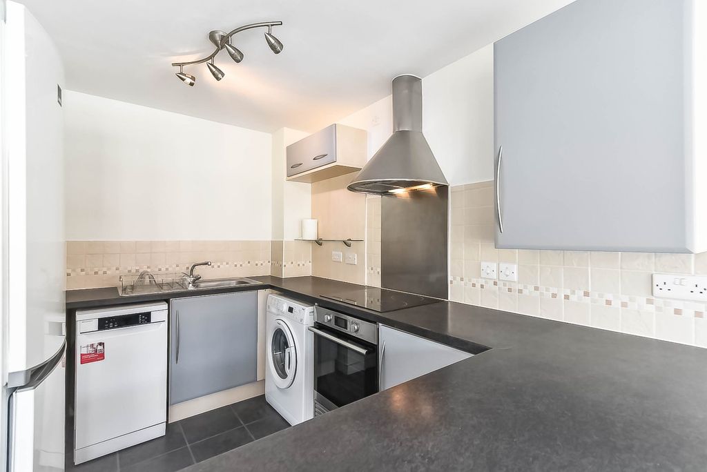 Property photo 3 of 10 Kitchen