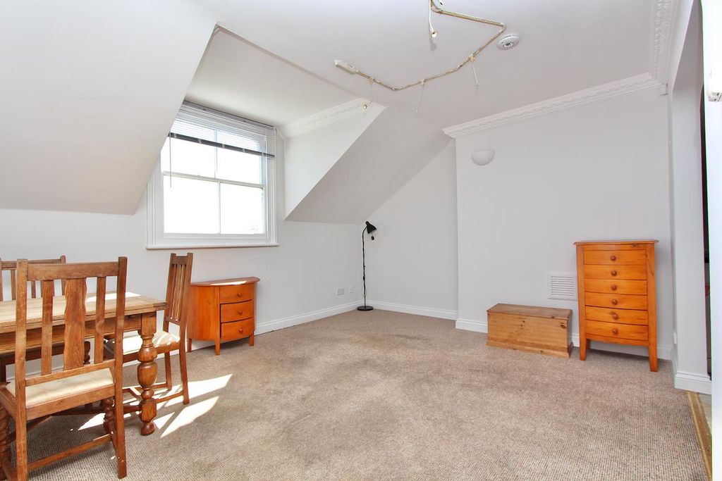 Property photo 1 of 8 Cazenove Road, N16