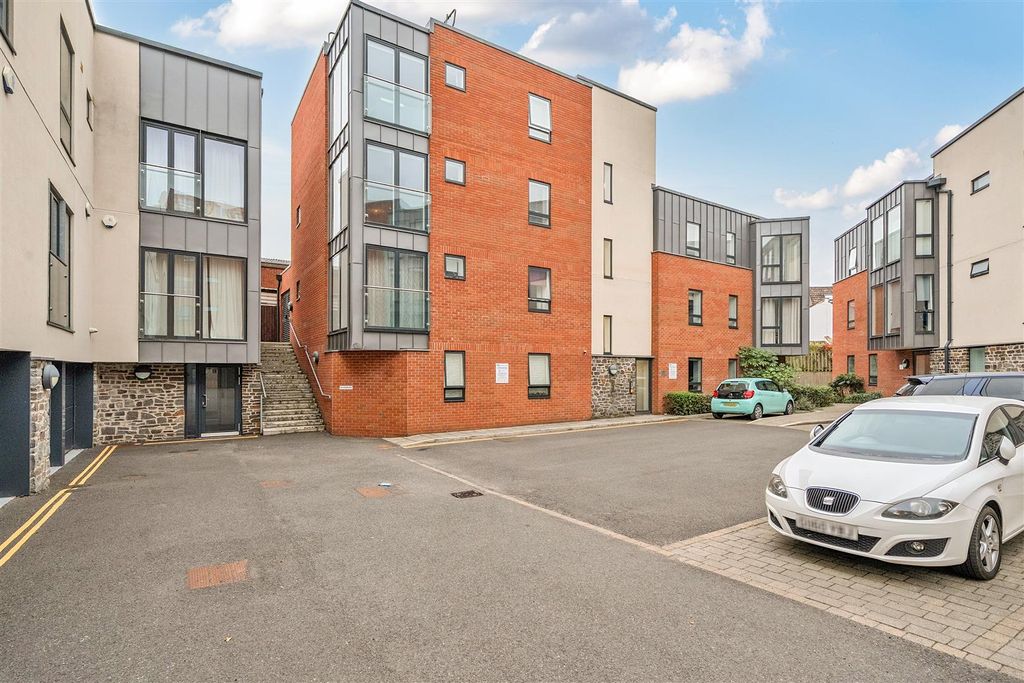 Property photo 3 of 9 Exterior