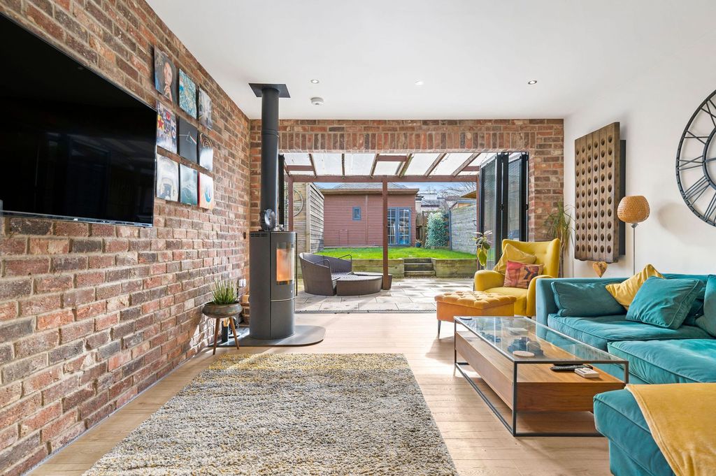 Property photo 2 of 31