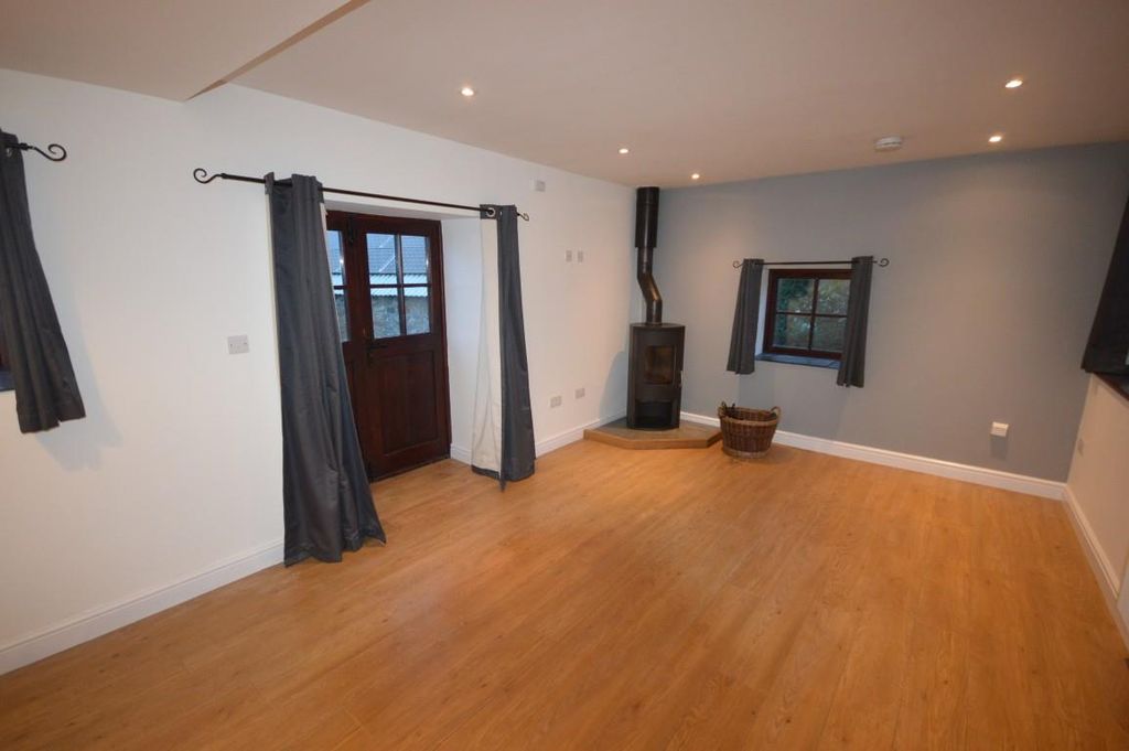 Property photo 3 of 9 Dsc_0033 (Medium).Jpg