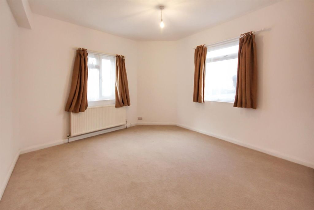 Property photo 3 of 10 Lounge