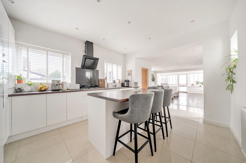 Property photo 2 of 23 -698B10B96c5F5-l-1407736-12-698A4F7B11099