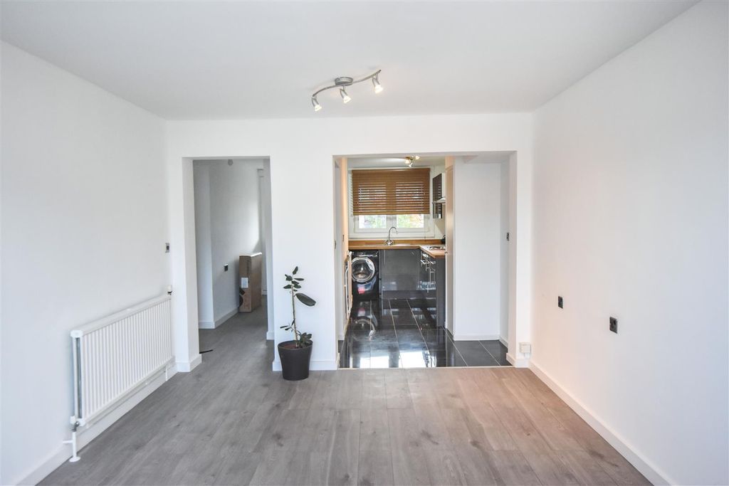 Property photo 2 of 19 Livingroom