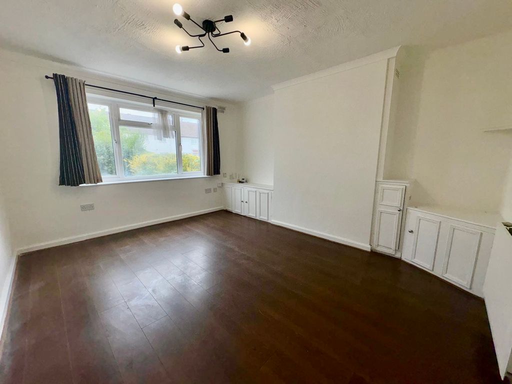 Property photo 3 of 11 E746F3dc-6287-4ce6-90A3-Bed8805A88B3