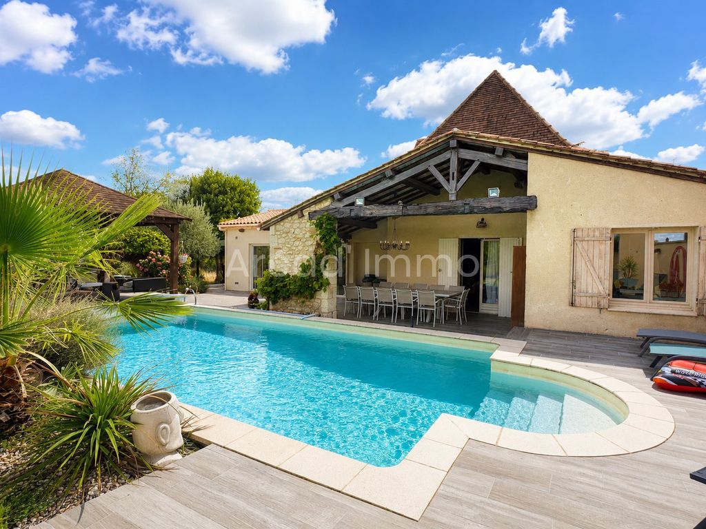 Property photo 1 of 10 A Beautiful Périgord House Divided Into Two Properties: A Main House With A Swimming Pool And An Unfurnished Holiday Let, Set In Enclosed Gardens.
