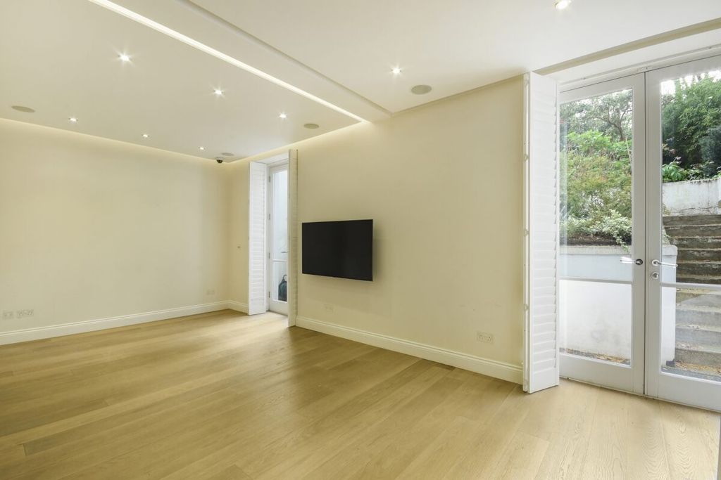 Property photo 3 of 19 Collingham Road