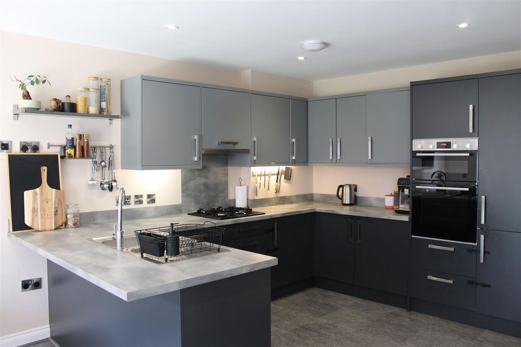 Property photo 3 of 20 Kitchen Dining Room