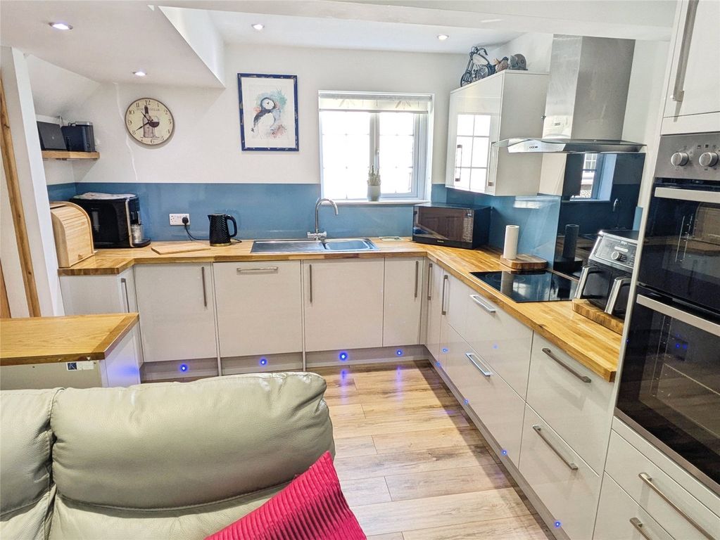 Property photo 2 of 25 Dining Kitchen