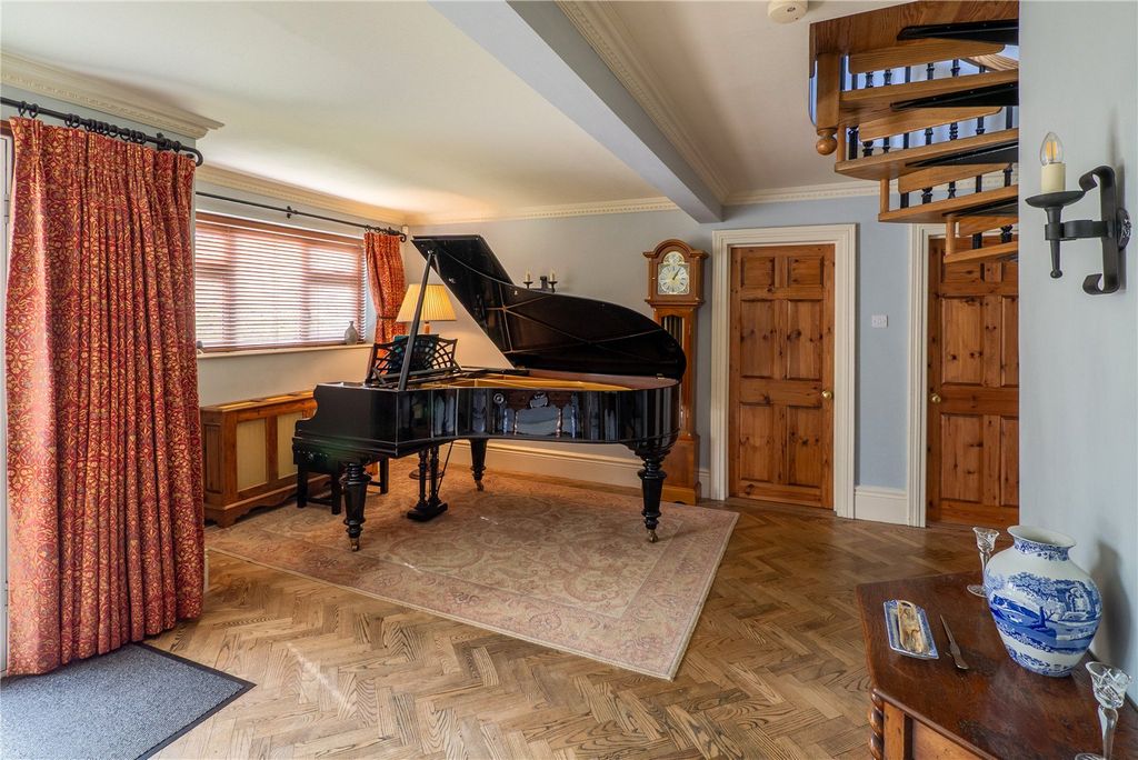 Property photo 2 of 19 Spacious Hall