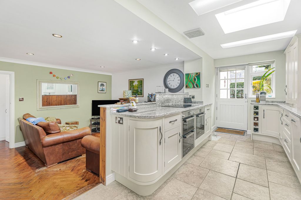 Property photo 3 of 26 Kitchen