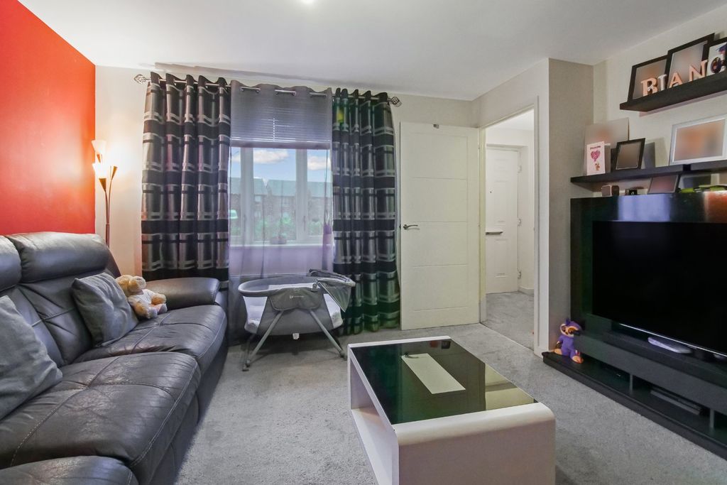 Property photo 2 of 15 Lounge