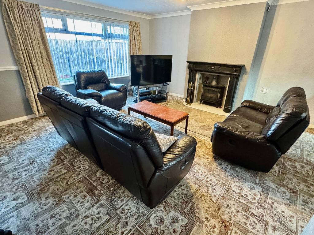 Property photo 2 of 11 Lounge