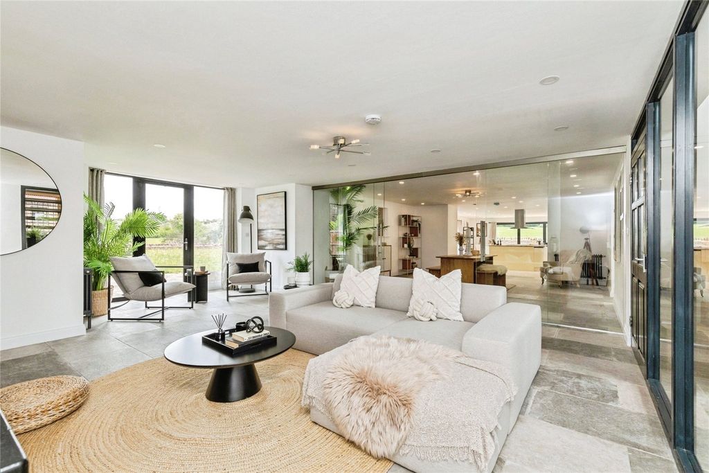 Property photo 2 of 29 Picture No. 17